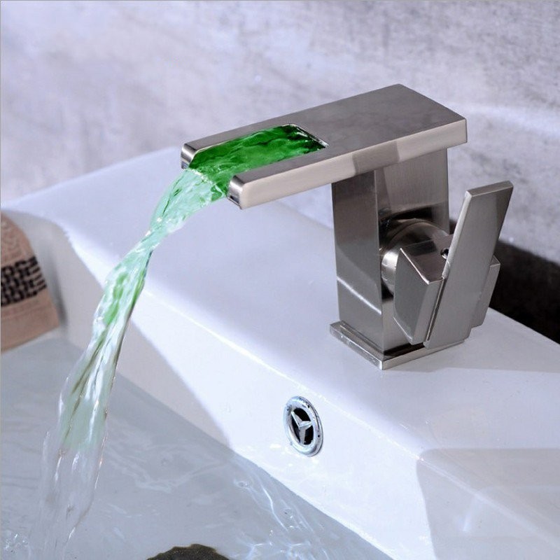 Có đúng là nước chảy ra khỏi bồn rửa chén theo chiều ngược chiều kim đồng hồ khi ở Bắc bán cầu. Bách Khoa Tri Thức