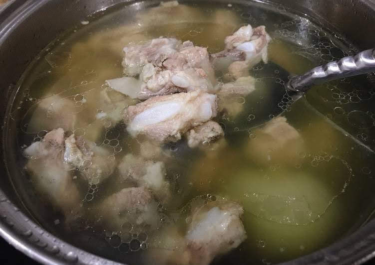 Tại sao khi đang hầm xương không nên cho thêm nước lạnh vào?. Bách Khoa Tri Thức
