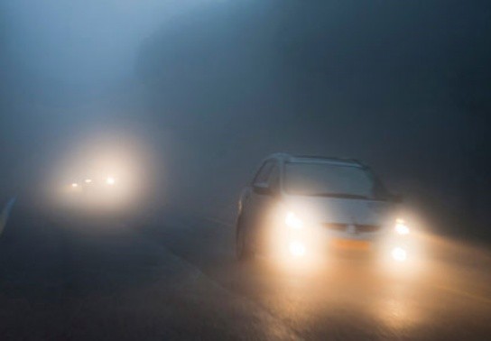 Tại sao khi đi đường có nhiều sương mù đèn của ôtô lại có màu vàng?. Bách Khoa Tri Thức