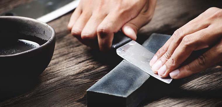 Tại sao khi mài dao phải cho một ít nước vào phía trên của dao?. Bách Khoa Tri Thức