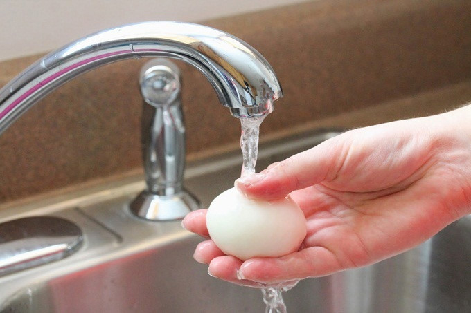Tại sao khi rửa sạch vỏ, trứng gà, vịt thường dễ bị hỏng?. Bách Khoa Tri Thức