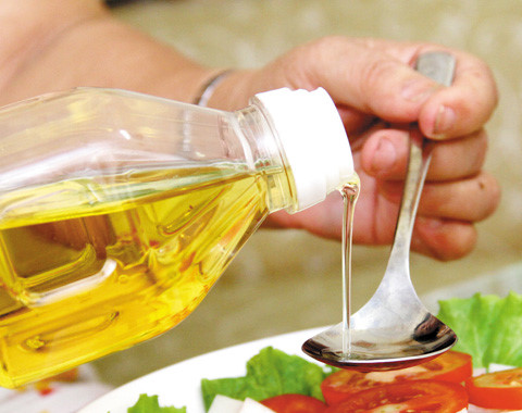 Tại sao không nên đựng dầu ăn trong bình nhựa?. Bách Khoa Tri Thức