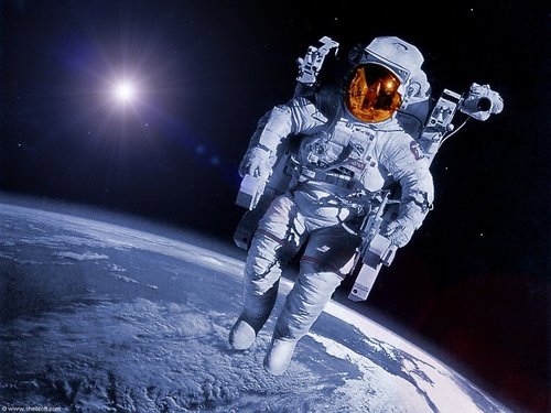 Tại sao lực hút trong không gian không giống như trên mặt đất. Bách Khoa Tri Thức