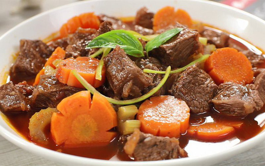 Thịt bò nấu sốt vang. Món ăn truyền thống Việt Nam - Công thức nấu ăn