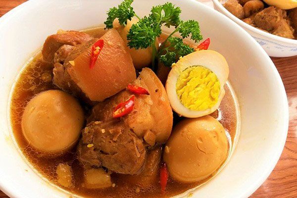 Thịt kho nước dừa. Món ăn truyền thống Việt Nam - Công thức nấu ăn